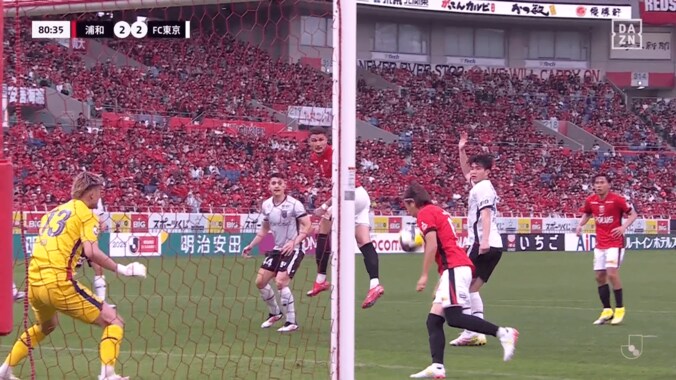 VAR泣かせ…浦和同点弾の“７分VAR”が大論争！「疑惑すぎる」「映像でもわからん」「FC東京には気の毒だが疑わしきは罰せず」オフサイド＆ハンドの二度チェックにファンも困惑 4枚目
