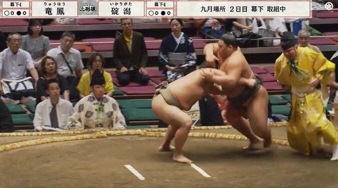 走る、走る、行司が土俵を全力ダッシュ! 力士の速すぎる攻めに“あわや”の瞬間 館内どよめきも見事回避「ナイス行司w」 5枚目