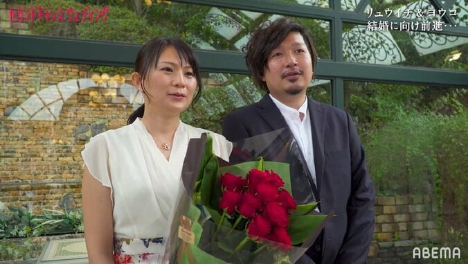 バツイチカップル、バラを抱え片膝をつき決死のプロポーズ、果たして？『セカンドチャンスウェディング』第10話 6枚目