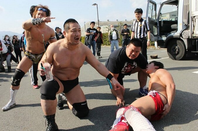 白昼の惨劇！車に轢かれた大社長、逆襲の「肛門爆破」強行 1枚目