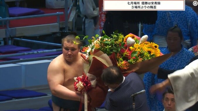 「こんな花束初めて見たわ！」安青錦に贈られた“規格外”すぎる副賞にファンもドン引き「美しき狂気」「ドデカ花束」 3枚目