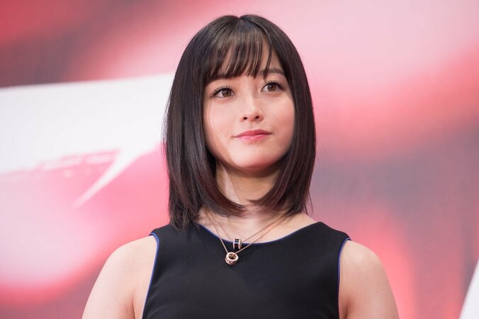 「吸い込まれる美しさ」橋本環奈、肩出しセクシーなモノクロショット披露 1枚目