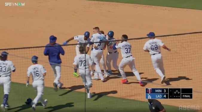 劇的サヨナラでド軍ナインがお祭り騒ぎ！「大谷さんの激走も素晴らしい」殊勲打のフリーマンに「ポンっ」大谷が労う“歓喜の瞬間” 4枚目