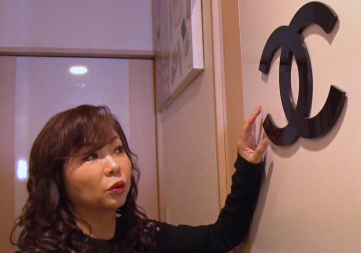 【写真・画像】“総額1億円超え”ハイヒール・モモコ、自宅の「シャネル部屋」を公開 カバンには名前も　1枚目