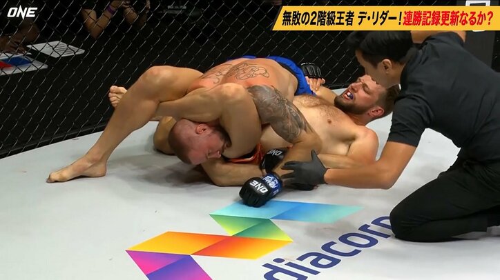 完全失神にセコンドが激高！ レフェリーの対応に「パンチで抵抗しているように見えた」「止めるのが遅かった」「妥当だった」賛否、擁護の声 敗者の振る舞いも話題に