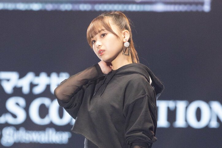 小坂菜緒がキュートな投げキッス! 日向坂46がTGCランウェイに続々登場【画像集】