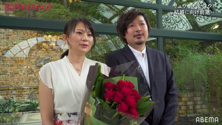 バツイチカップル、バラを抱え片膝をつき決死のプロポーズ、果たして？『セカンドチャンスウェディング』第10話