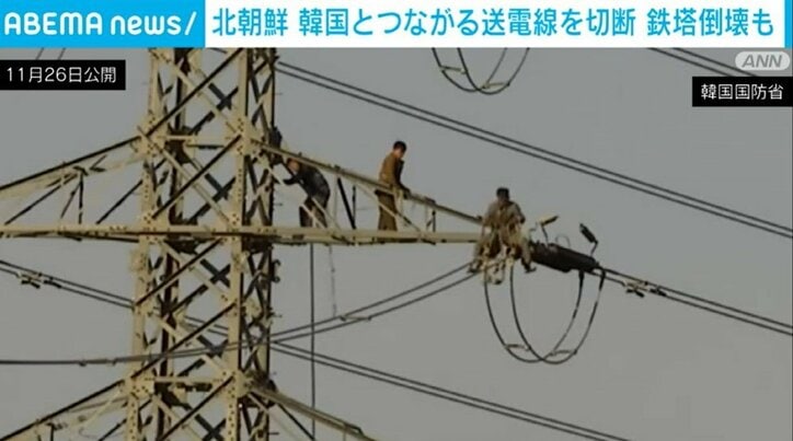 送電塔に登って作業する人たち