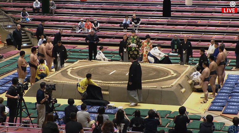 「えぇ！ 前相撲からいる」大相撲、朝一番から鎮座するミュージシャンの姿に驚き 正座で背筋“ピン” ひと際の存在感