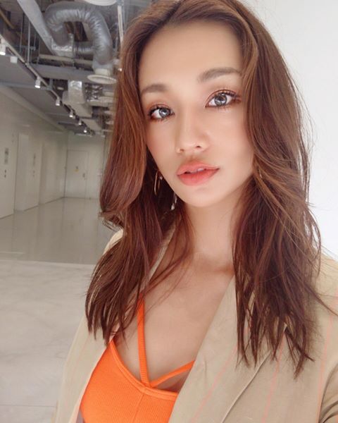 高橋メアリージュン 寝癖を生かしたユル巻きヘアに かわいすぎる おしゃれヘア の声 話題 Abema Times