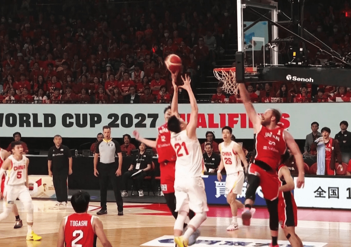 笛が鳴ったのはリバウンド時と「笛の遅さ」も物議