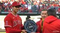 大谷翔平、試合前の昨季ア・リーグMVP表彰ににっこり笑顔 ファンは「獲得タイトル多すぎて読み上げ大変」「大谷さんおめでとう！」と祝福