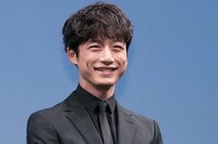 『シグナル』坂口健太郎、銃を構えたクールな眼差しに反響「カッコ良すぎ」「指綺麗」の声も