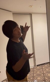 アレクサンダー『踊りながらストリップする　義母』