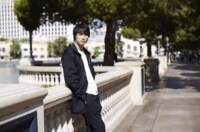 鈴木伸之、“跳躍力がすごい”開脚ジャンプショットを公開