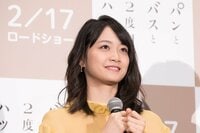深川麻衣、舞台挨拶終了後に花束抱えて微笑みショット公開「衣装も髪型も可愛い」