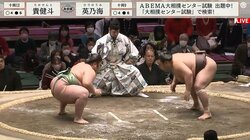 力士が思わず「立たないんかいっ！」な顔 立ち合い直前の“待った”に「おっとっと」