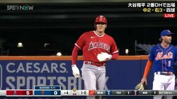 大谷翔平、今度は腹が痛い！盗塁時に送球が直撃して一時悶絶も苦笑い 二盗・三盗の連続成功に球場大興奮