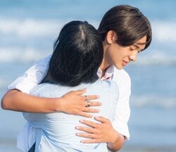 清楚系モテ女子に「好きです。付き合ってください」イケメン男子、カップル成立で熱烈ハグ！　『今日好き』ラヨーン編最終話