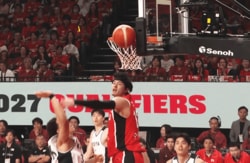 漫画を超えた！？渡邊雄太が“美しき時間差ブロック”→韓国新星のダブルクラッチを完璧に止めた瞬間「さすが元NBA」「1人で2人を守った」【バスケ日韓戦】