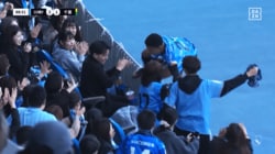 「早退かと思った笑」川崎FW、前代未聞の“観客席で家族とハグ”にSNS騒然！「映画すぎる」警告覚悟セレブレーションの感動秘話とは？