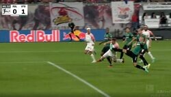 スタジアム騒然… 顎がカチ割れるレベル！顔面にスパイクが炸裂した衝撃的瞬間　VARチェックが入るもノーファウル 2度目の不利な判定に監督の怒りが爆発寸前