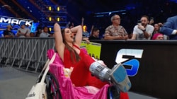 まるで「クララが立った」状態？ 骨折中の高飛車女子レスラーに起きた“奇跡的展開”にファンツッコミ「プロだ」「ただでは起きない女」