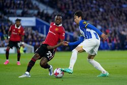 ブライトン後半アディショナルタイムPKで決勝点、ユナイテッドにシーズンダブルで暫定6位浮上　三笘薫は開始早々の決定機を決めきれず再びワン＝ビサカに完封