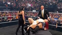 「これはひどい」“レッスルマニア調印式”がまさかの大荒れ！ 日本人女子王者そっちのけで暴走する凶暴な“3人目の女”に会場騒然