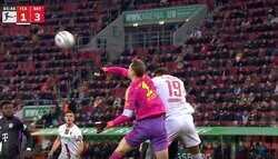 「死ぬだろ…」「思い切りぶん殴った」強烈な右ストレートが直撃→相手が吹っ飛んだ瞬間　宙に浮いたルーズボールをバイエルン守護神がまさかの空振り