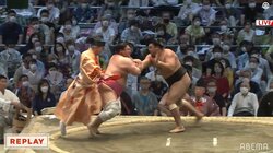 解説者も「ステップ、いいですね！」迫る力士から軽やかに逃げる行司「コントみたい」「足がよく上がってる」