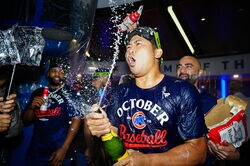 まさかの大暴れ…！？ 今永昇太が「やりすぎw」 謎の踊り、ぶっかけ… シャンパンファイトで“衝撃光景” 「最高すぎる」「これが愛される理由」