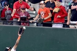 「捕りたいけど邪魔しちゃダメだ！」 トラウトの“ギリギリ弾”を外野手が好捕目前…咄嗟に手を引っ込めた少年ファンに「偉すぎ」と称賛の声