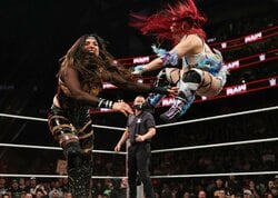 日本人女子レスラー、肉体が“宙を舞う”衝撃カウンター 「交通事故」「闘牛かよ」