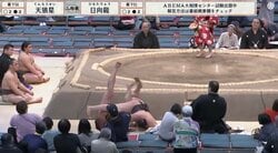 「危なすぎんだろ」両力士が土俵外へ吹っ飛び観客も転ぶ 白熱の熱戦が“ヒヤリ”一転…騒然の瞬間