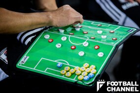 サッカーの「主旋律」とは何か？「ライセンス不要」監督の頭の中を覗く「異端のアナリスト」の視点