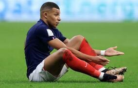 「どんなタックルよ」ムバッペの靴紐が切れる程の接触プレーにファンも驚き「すぐに新しいスパイクが用意されてすごい」