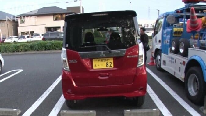 傾く車