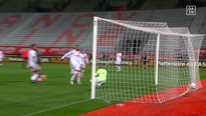 「2部にいる選手じゃない」中村敬斗、超高速クロスでゴールをお膳立て「もはや“決勝ゴール製造機”」3戦4得点関与の圧巻ハイパフォーマンス 5枚目