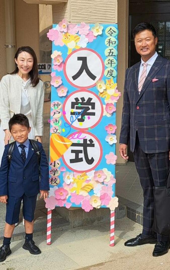  小原正子、次男の入学式での親子ショットを公開「小学校に到着したら“手を握らないでね”と」  1枚目