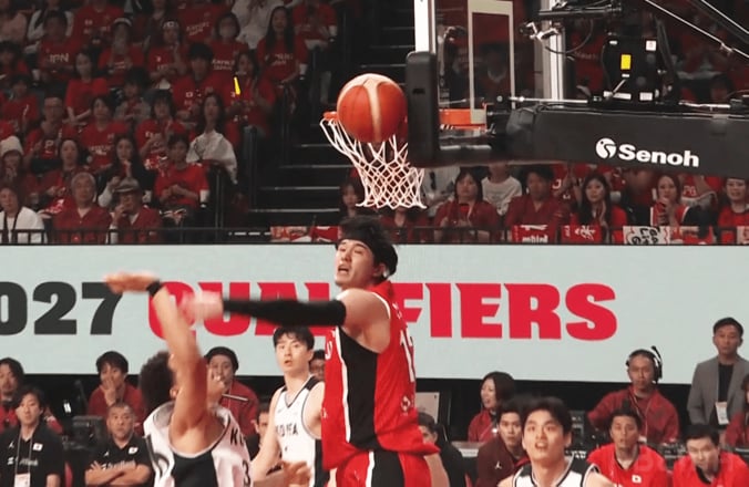 【写真・画像】【バスケ日韓戦】「なんだ今の！？」“奇跡のボード裏リバウンド→背面パス”にSNS騒然「ホーキンソン神すぎる」「何度も流したいハイライト」　1枚目