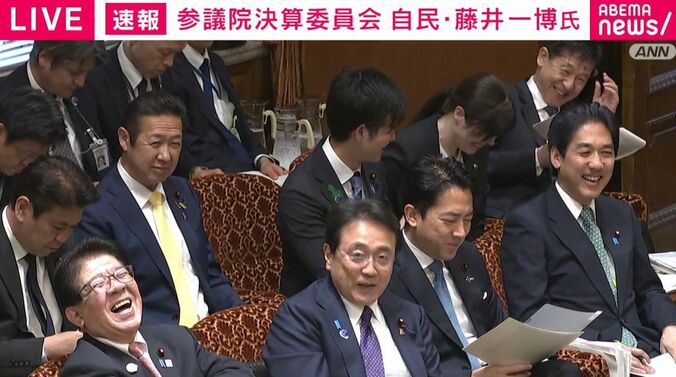 議場から起こった爆笑
