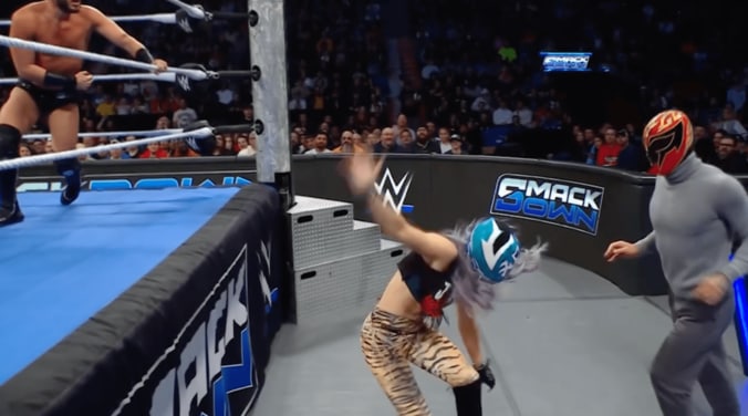 マスクをつけられたキャンディスは混乱