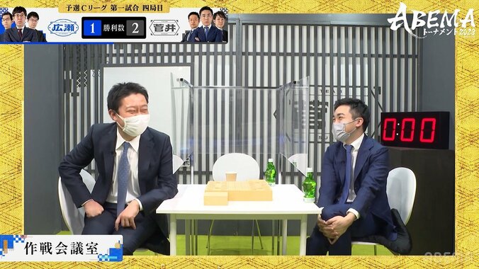 菅井竜也八段「温かく迎える？一喝モード？」チーム菅井、仲間の出迎え“作戦会議”にファン爆笑「めちゃニヤニヤしてる」「仲良すぎw」／将棋・ABEMAトーナメント 1枚目