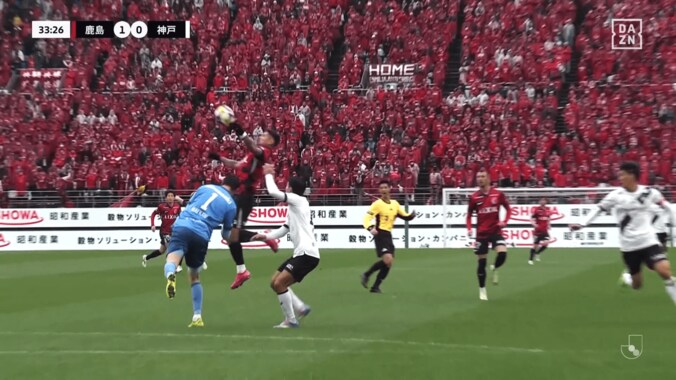 衝撃のミス…町田GKの“空振りオウンゴール”にファン騒然「何が起こった…」「やっちまった」味方DFへも批判「ゴールを外すのが基本」 3枚目