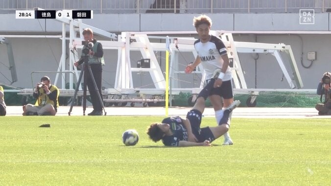 「印象悪いな」転倒時に足が相手選手の股間を直撃「めちゃくちゃ痛いやつ」「故意ではないだろうが」J1昇格争い大一番での事故にファンの声さまざま 3枚目