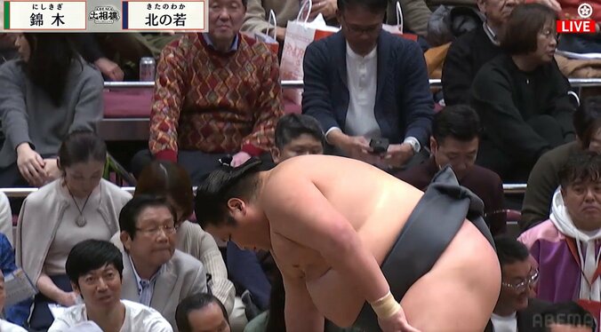 上着を脱ぎ、マスクを外した東MAX