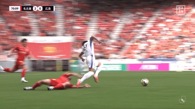 【写真・画像】「レッドカードだろ！」名古屋FWの“超危険タックル”に批判殺到「悪質」「あのスピードで真後ろは…」広島FWが負傷退場→監督も判定に激昂「審判も罰を受けるべき」　2枚目