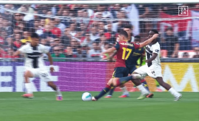 現地メディアも激賞！鈴木彩艶が“無回転ドライブシュート”を圧巻セーブ「ブラインドなのによく止めた」「マリノフスキを止めるとは流石」 4枚目