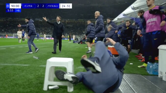 “ボールボーイ突き飛ばし”が物議！「暴行だ」「子供を押すなんて…」「少年が挑発した」「誰でも同じ反応をする」バイエルンDFに批判と同情 4枚目